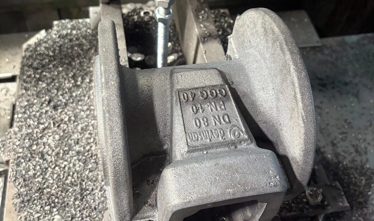 Uncoated valve body secured on the machining table
